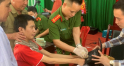 Cán bộ, chiến sĩ Công an thành phố Thanh Hóa giúp dân làm CCCD