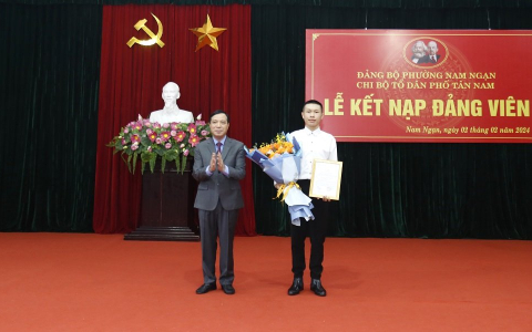 Phó Bí thư Thường trực Tỉnh ủy Lại Thế Nguyên dự lễ kết nạp đảng viên tại Chi bộ Tổ dân phố Tân Nam