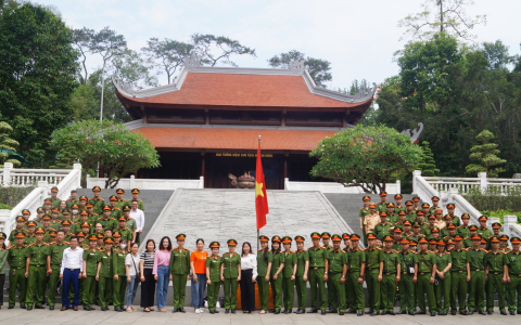Lớp sơ cấp lý luận chính trị đi thực tế, học tập về truyền thống cách mạng tại K9- Đá Chông