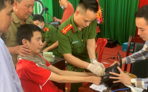 Cán bộ, chiến sĩ Công an thành phố Thanh Hóa giúp dân làm CCCD