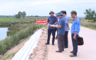 Đồng chí Bí thư Thành ủy thành phố Thanh Hóa kiểm tra thực tế các điểm sụt lún, sạt lở đê ở xã Hoằng Đại và phường Quảng Phú