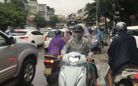 Tình trạng ùn tắc tại các cổng trường học
