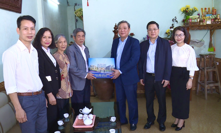 Đồng chí Lê Anh Xuân thăm, tặng quà các cựu chiến binh, người có công nhân kỷ niệm 60 năm Chiến thắng Hàm Rồng