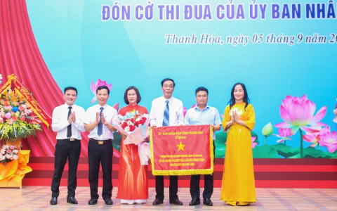 Chủ tịch UBND thành phố Thanh Hoá dự và đánh trống khai giảng tại trường THPT Hàm Rồng