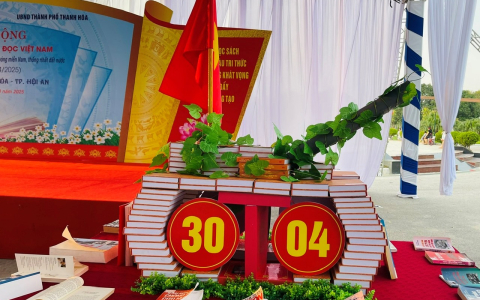 Trưng bày sách chào mừng kỷ niệm 50 năm ngày giải phóng miền Nam thống nhất đất nước