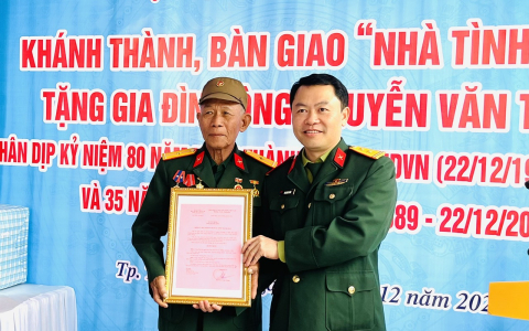 Trao nhà tình nghĩa cho thương binh